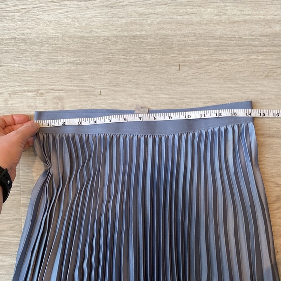 H&M | Blue pleated midi skirt | Size Medium - Picture 4 of 4